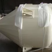 Großer konischer Metallbehälter mit Befestigungspunkten, fertig zur Montage.