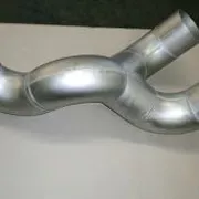 Metallrohr mit doppelter Abzweigung für komplexe Rohrsysteme.