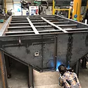 Schweißer bearbeitet eine große Stahlkonstruktion für den Behälterbau.