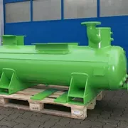 Liegender Industriebehälter mit grünem Korrosionsschutzlack auf Palette.