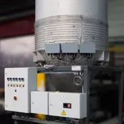 Industrieller Silo-Behälter mit Kesselaufsatz und elektrischer Schalteinheit.