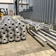 Verzinkter Stahlzaun als Abgrenzung auf einem gepflasterten Grundstück.