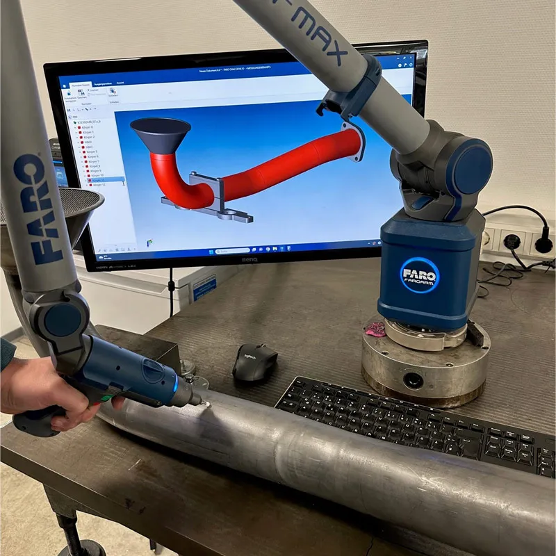 Digitale Vermessung eines Rohrbauteils mit Messarm und CAD-Software.