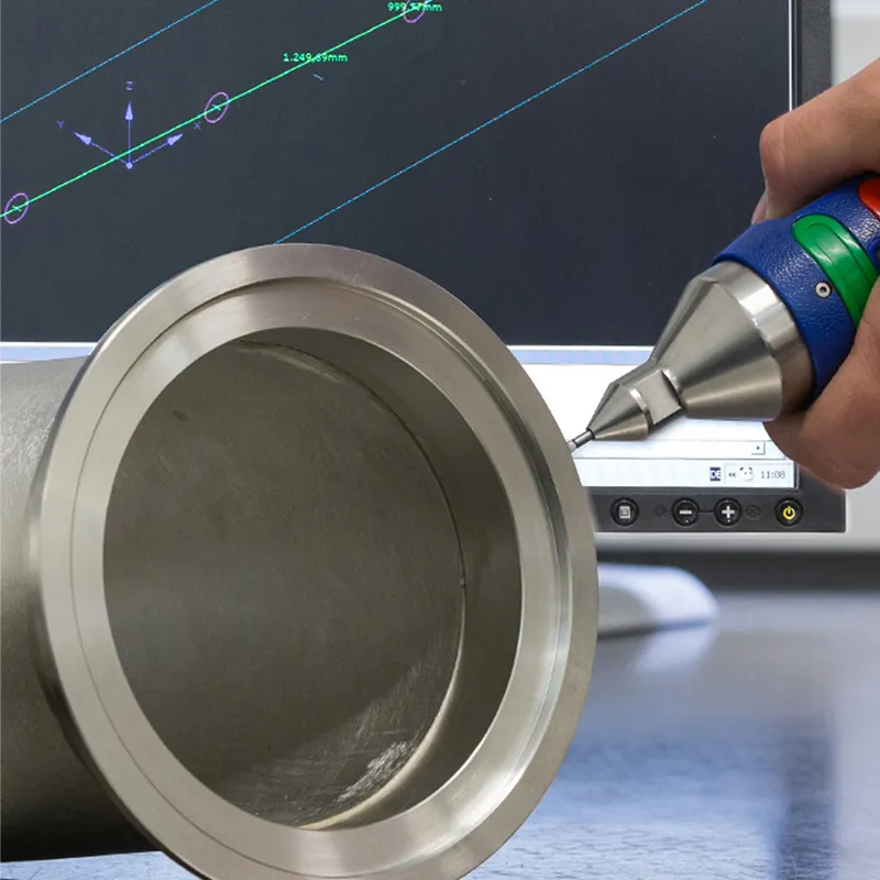 Messgerät überprüft Abmessungen an einem Edelstahlrohr mit digitaler Anzeige im Hintergrund.