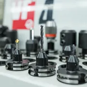 Mehrere Präzisions-Bohrköpfe und Fräswerkzeuge in einer Werkzeugaufnahme.